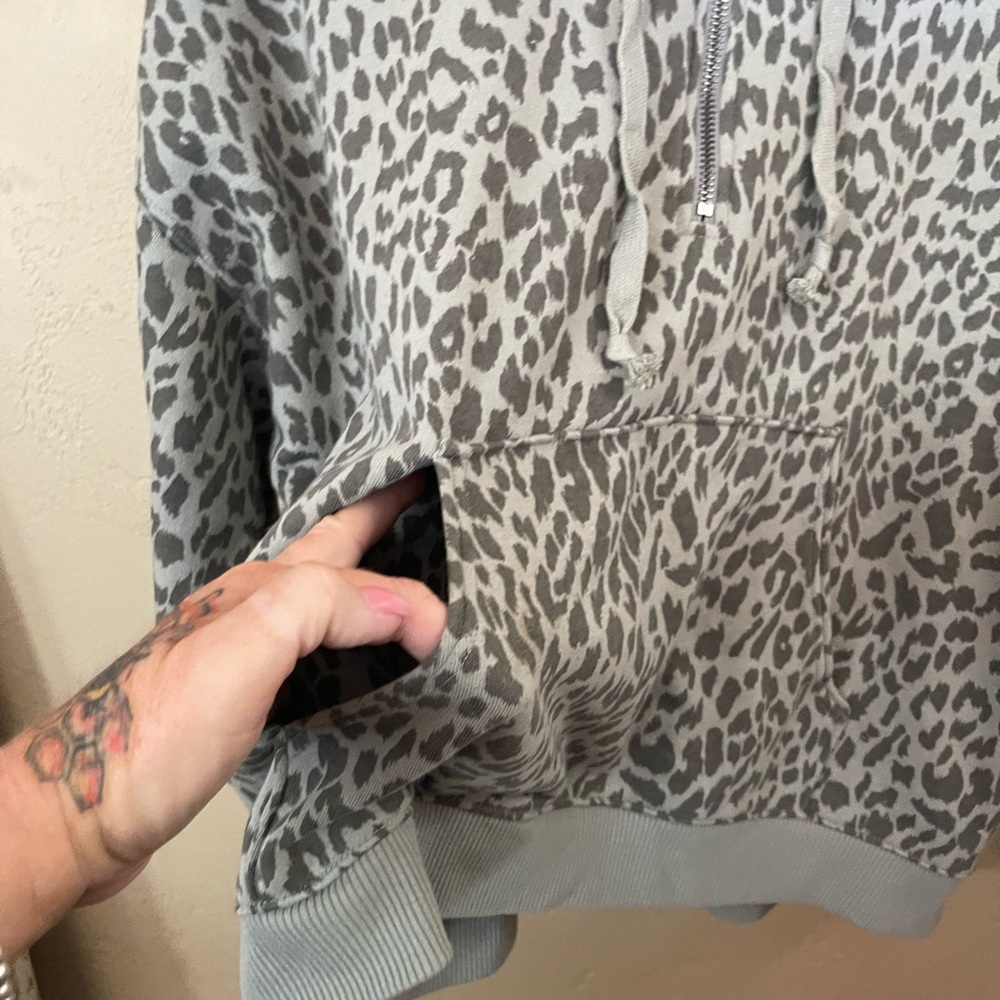 AMERICAN EAGLE khaki green animal print cropped hoodie. Oversized - Picture 2 of 8